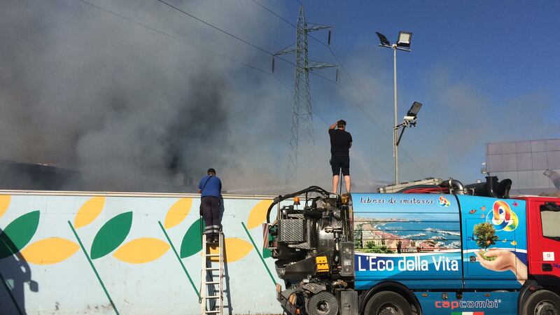 Balle di rifiuti a fuoco: maxi incendio in un'azienda  12