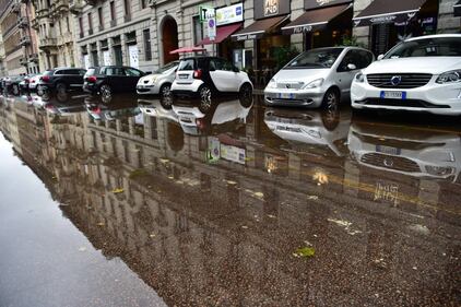 Strade allagate e alberi caduti: nubifragio si abbatte su Milano 3