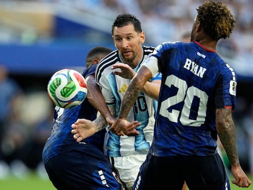 Messi lasciato solo. Ora serve l’Argentina