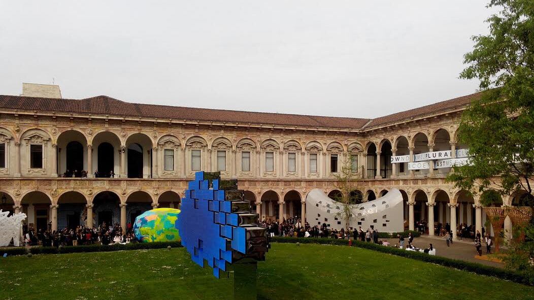 Statale, i neolaureati festeggiano tra scale infinite e pannelli in 3D