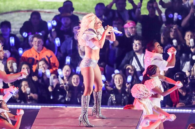 Lady Gaga sexy e glitterata al Super Bowl 9