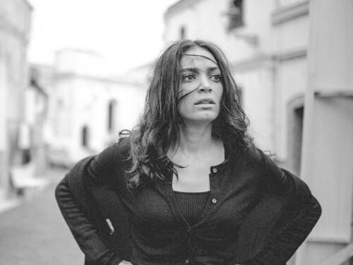 "Ti mangio il cuore", Elodie in un mafia-western col culto dell’immagine