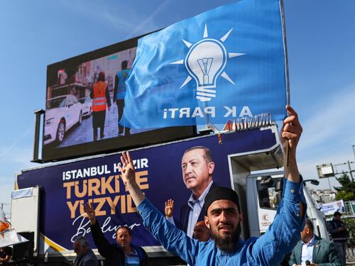 Gas gratis e stipendi più alti. Erdogan arranca e prova a comprarsi la Turchia