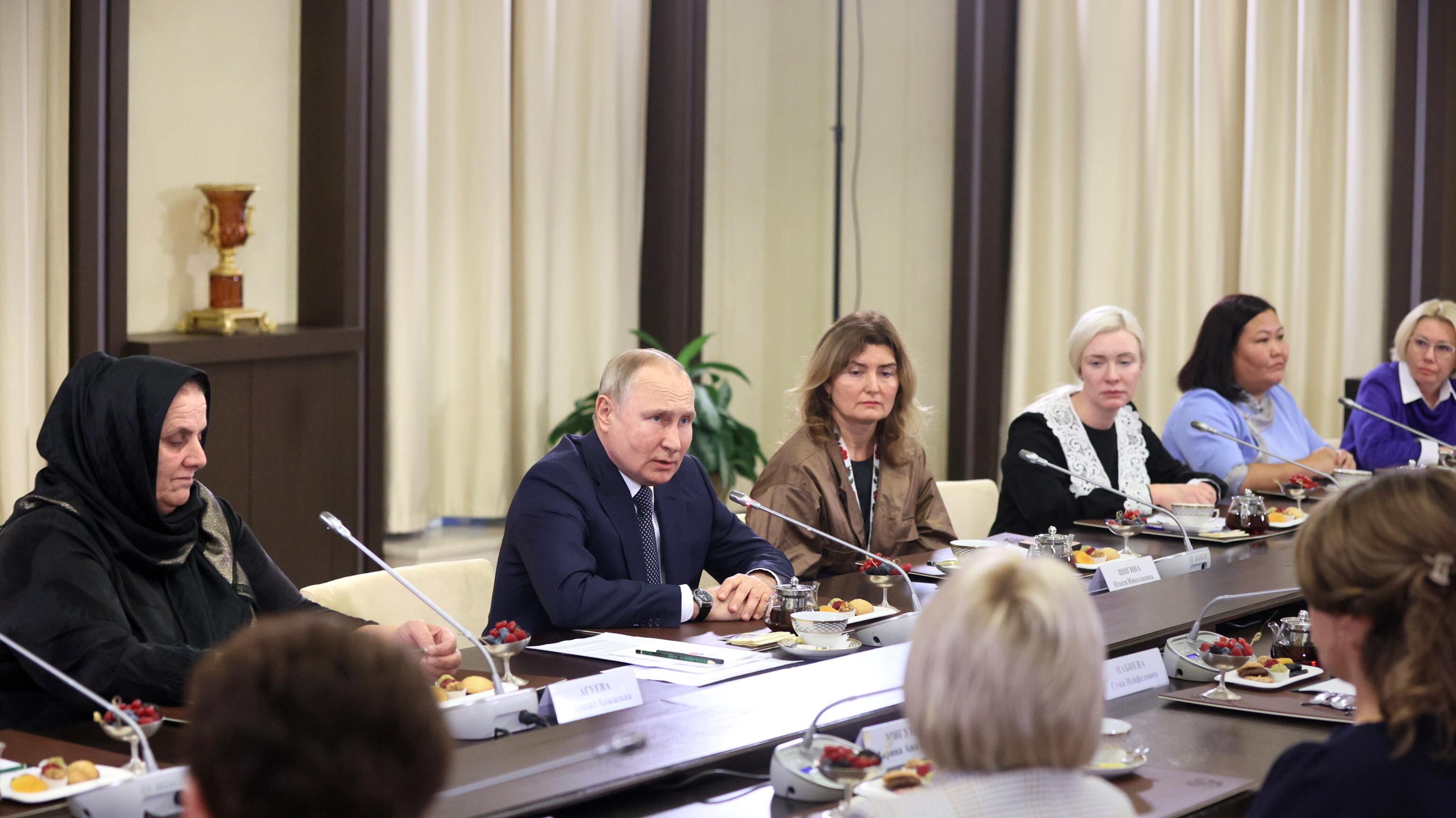 Putin e l'enigma della donna bionda: cosa rivelano le foto misteriose