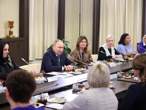Putin e l'enigma della donna bionda: cosa rivelano le foto misteriose