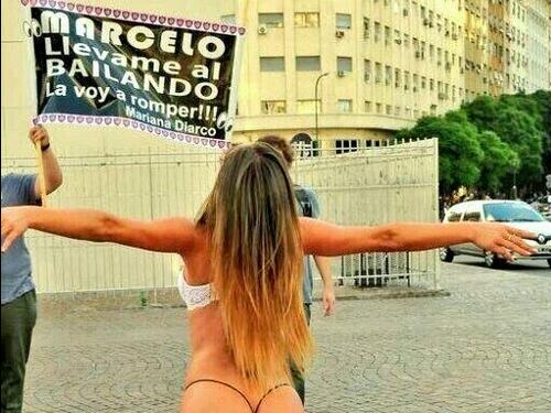 La ex di Schelotto si spoglia