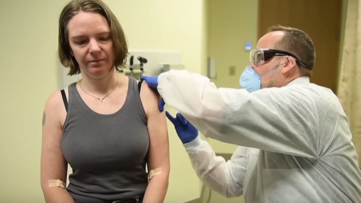 Virus, la prima vaccinata al mondo è una donna: "Per me una grande opportunità"