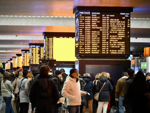 Milano, problema tecnico alla linea elettrica: treni cancellati e ritardi fino a un’ora