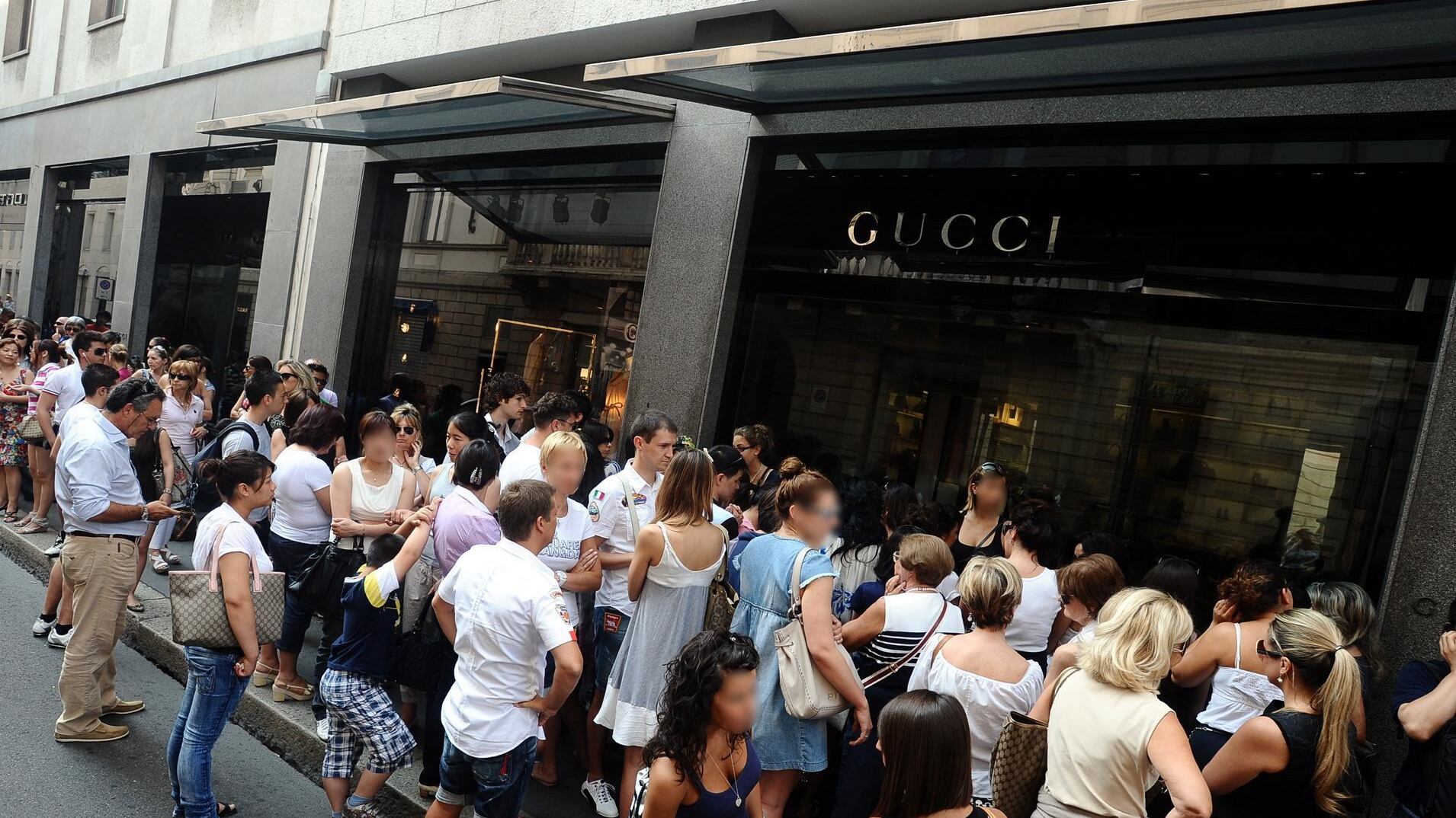 Saldi, i milanesi spenderanno 150 euro