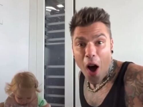 La figlia di Fedez spiazza il cantante e durante la diretta lo chiama così