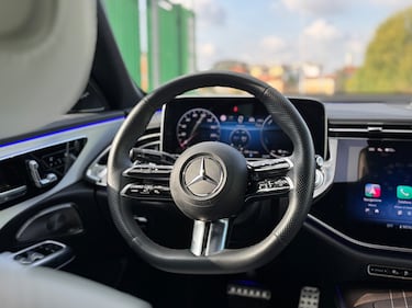 Mercedes Classe E 300e: guarda la gallery della berlina ibrida super lusso 19