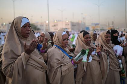 Fedeli musulmani in preghiera nella Pianura di Arafat 6