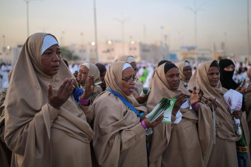 Fedeli musulmani in preghiera nella Pianura di Arafat 6