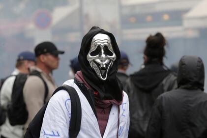 Scontri al corteo a Parigi 3