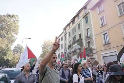Pro Palestina in piazza a Milano 8