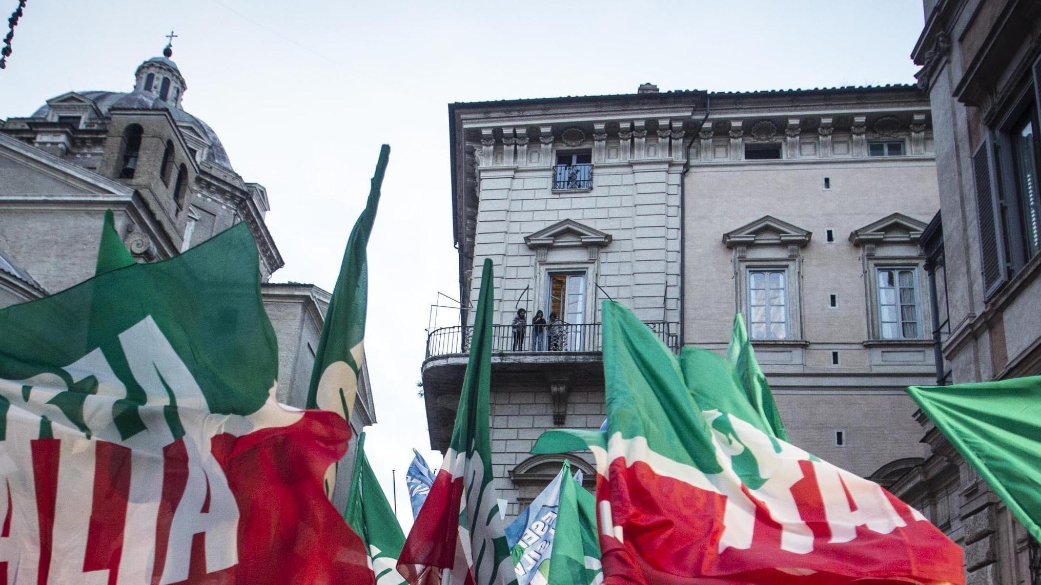 Berlusconi oggi in piazza per svelare le tasse di Renzi