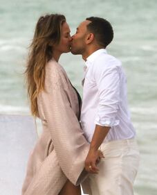 La modella Chrissy Teigen completamente nuda 6