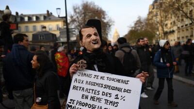 Francia, ancora scioperi: "Monsieur Pensioni" lascia e inguaia Macron