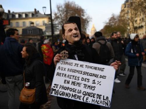 Francia, ancora scioperi: "Monsieur Pensioni" lascia e inguaia Macron