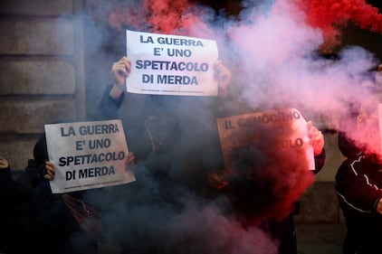 Centri sociali scaricano letame davanti alla Scala  9