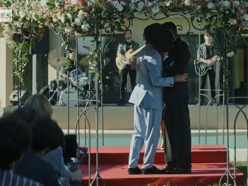 "Hanno censurato un bacio gay". La bufala contro la fiction Rai