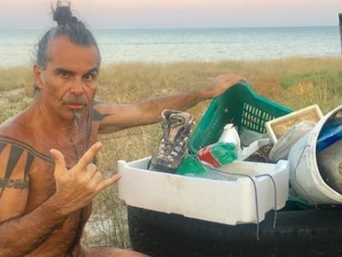 Piero Pelù raccoglie plastica: "No a mode o cazzeggio, famolo"