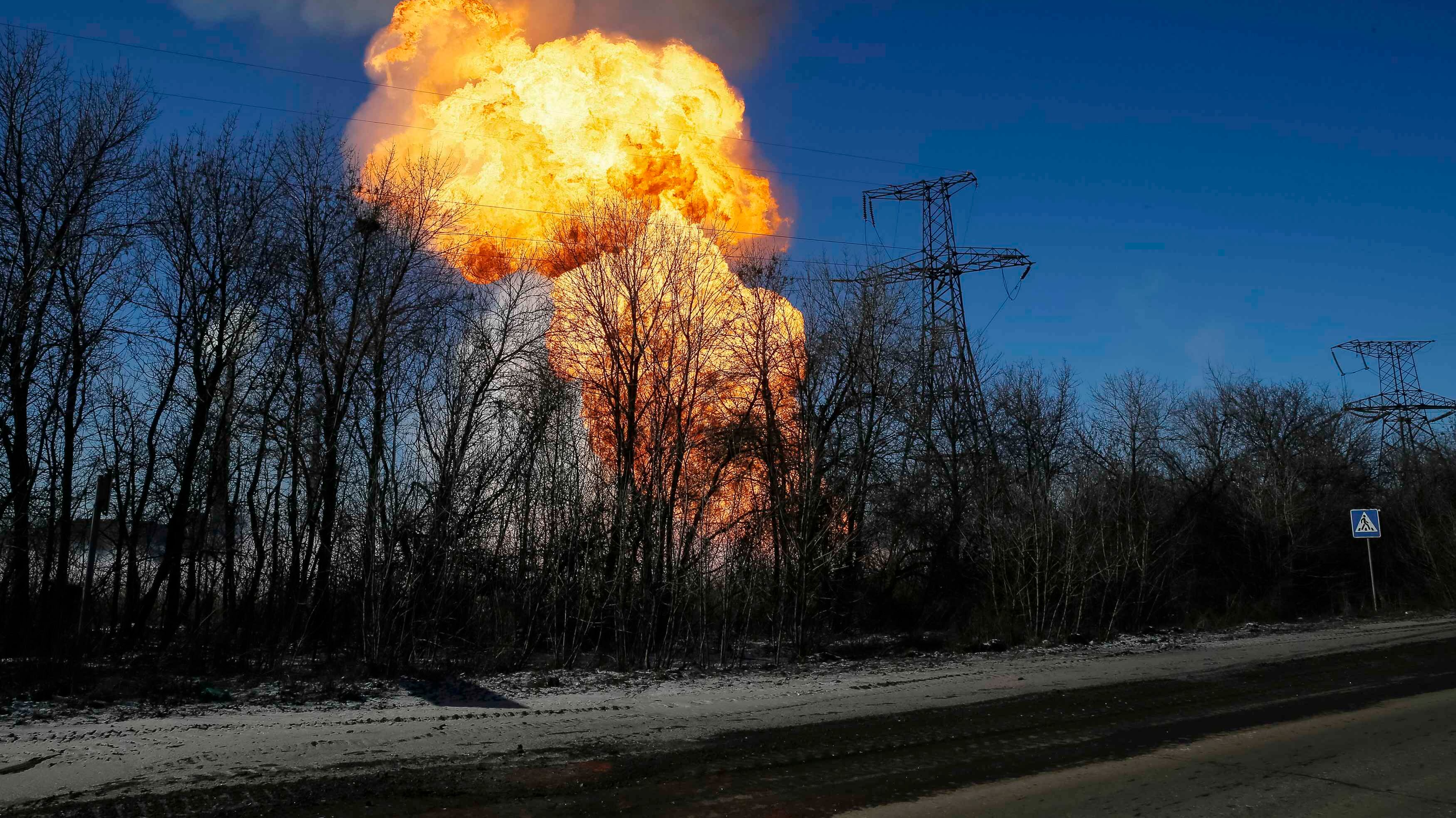 Ucraina, tiene la tregua. I ribelli ritirano le armi e Kiev lascia Debaltseve. Ma è guerra dei nervi