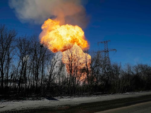 Ucraina, tiene la tregua. I ribelli ritirano le armi e Kiev lascia Debaltseve. Ma è guerra dei nervi