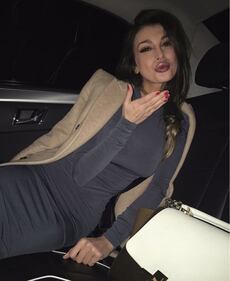 Cristina Buccino, scollatura hot a cena 24