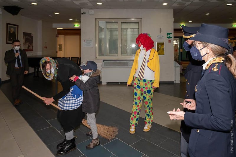 Befana, la solidarietà della polizia ai bimbi ricoverati al Gemelli 6