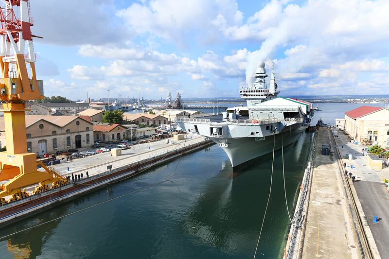 Taranto, le immagini della portaerei Cavour in uscita 6