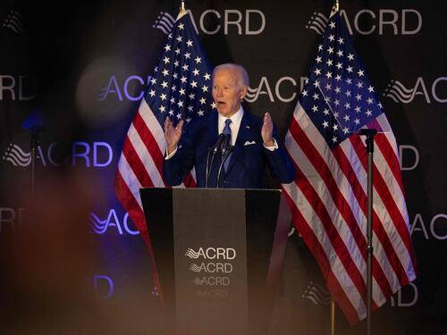 Biden riappare per accusarlo, la California gli fa causa