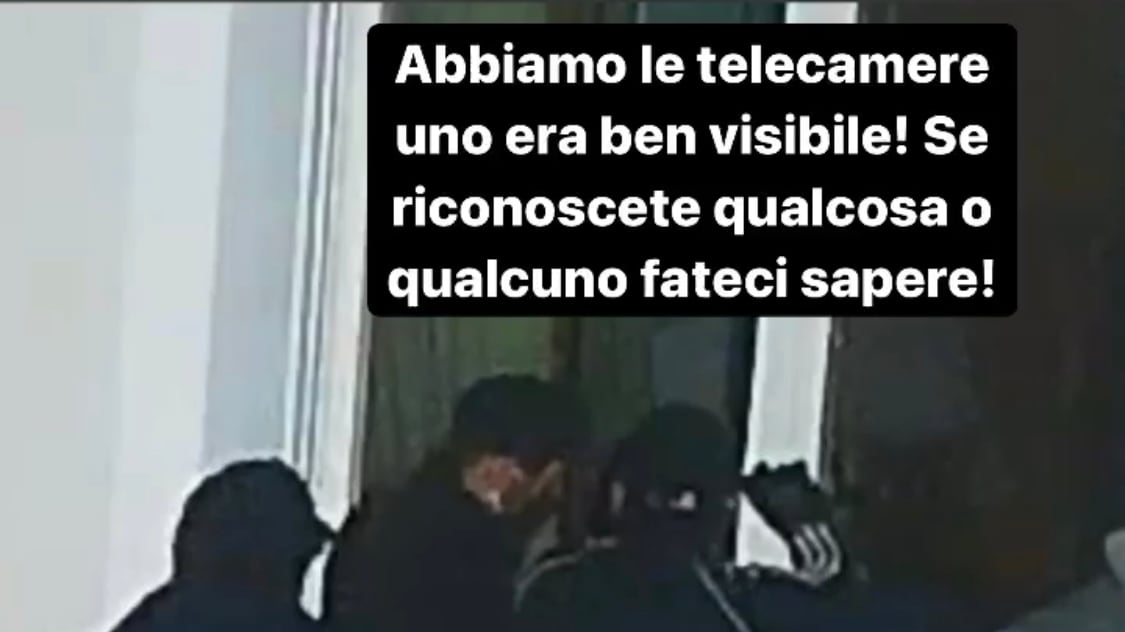 "Siete delle m...". La moglie di Berardi pubblica la foto dei ladri entrati in casa dei genitori