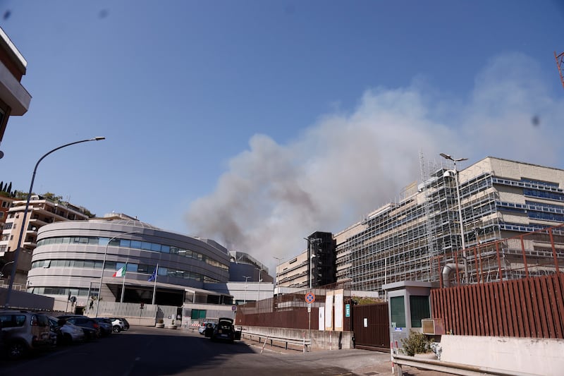 Case evacuate a Monte Mario ed elicottero antincendio all'opera: paura a Roma 1