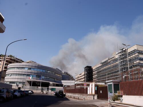 Case evacuate a Monte Mario ed elicottero antincendio all'opera: paura a Roma