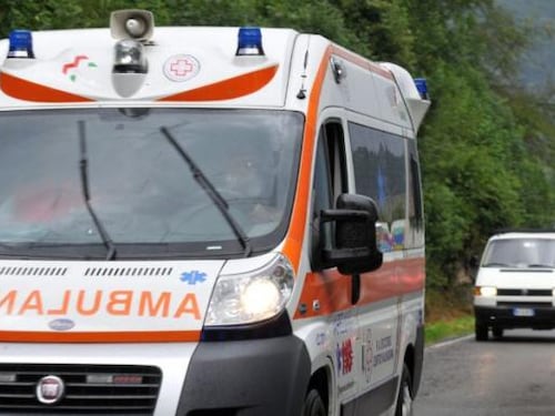 Fa un frontale e fugge due volte: bimbo grave