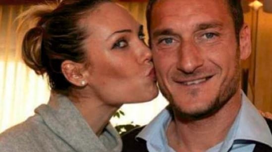Totti e quel particolare piccante: "Così a letto spoglio Ilary Blasi…"