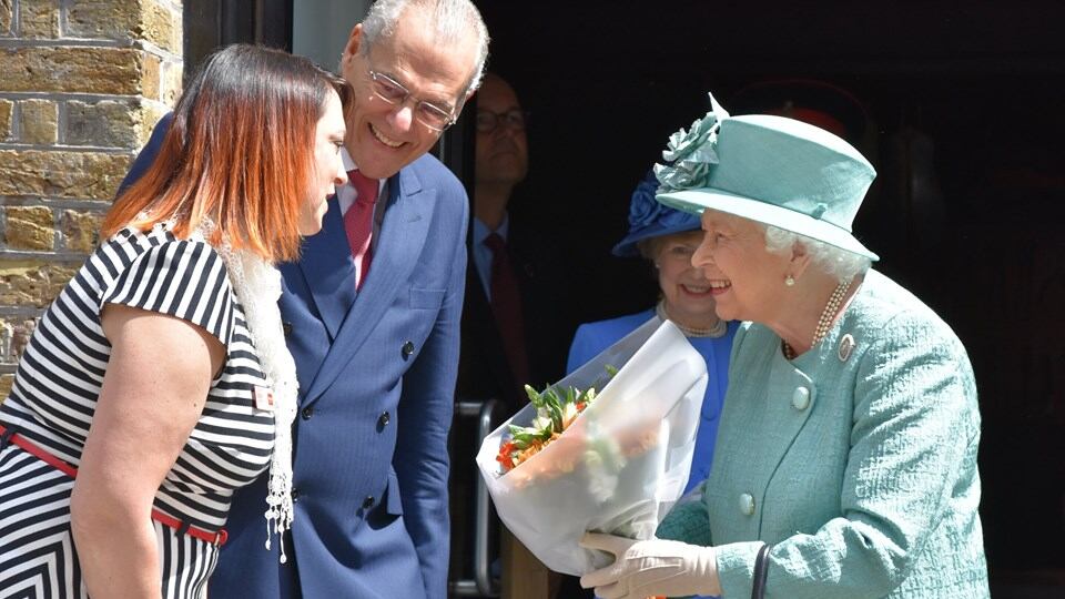 La regina Elisabetta infrange le regole del protocollo
