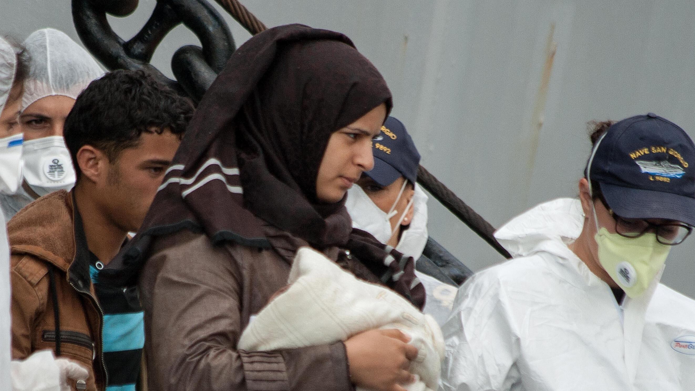Sui barconi anche un morto e immigrati malati. Una donna: mio figlio gettato in mare