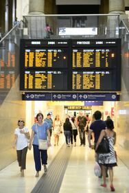 Genova, treni in ritardo dopo il crollo del ponte  12