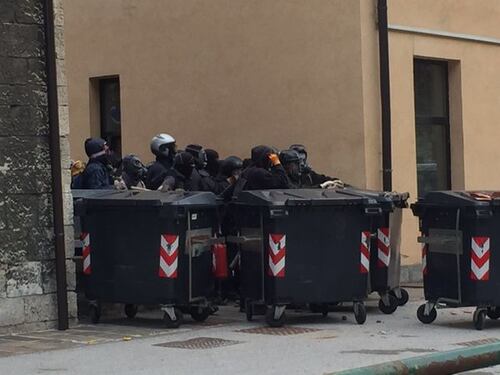 Scritte contro la polizia. Fermata una gang: "Vicini ad ambienti anarchici"