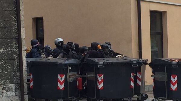 Scritte contro la polizia. Fermata una gang: "Vicini ad ambienti anarchici"