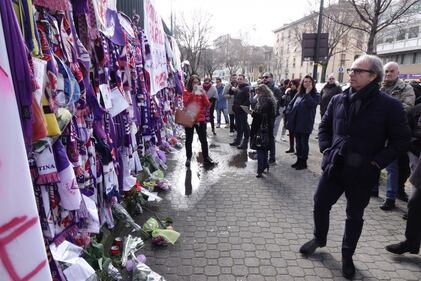 Tifosi, compagni di squadra e dirigenti della Fiorentina: tutti in fila per salutare Astori 8