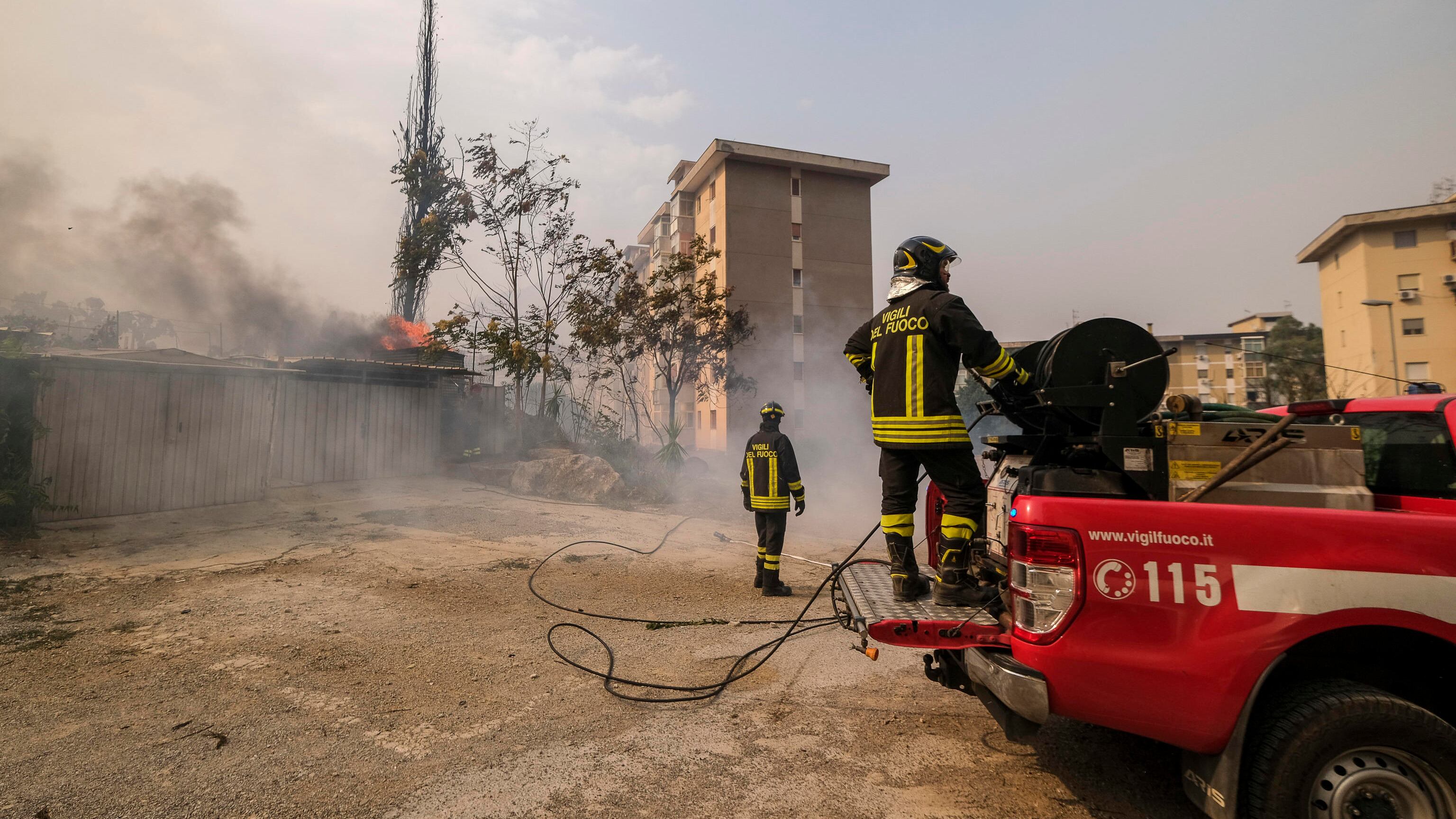 Nubifragi e trombe d'aria devastano il Centro-Nord. Sud, caldo record e roghi