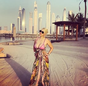 Wanda Nara hot, legge e mostra il lato b 15