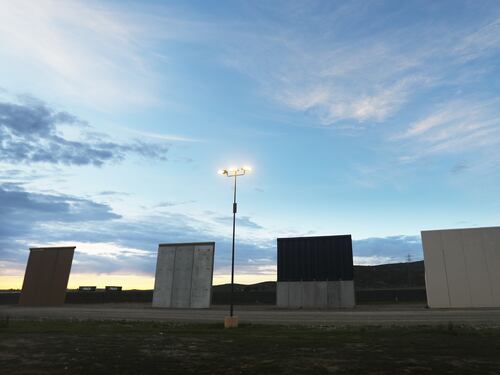 Trump va a visionare i prototipi del muro con il Messico