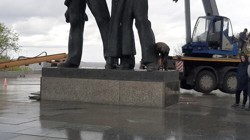 Kiev, "decapita" la statua dell'amicizia tra Ucraina e Russia 1