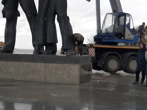 Kiev, "decapita" la statua dell'amicizia tra Ucraina e Russia