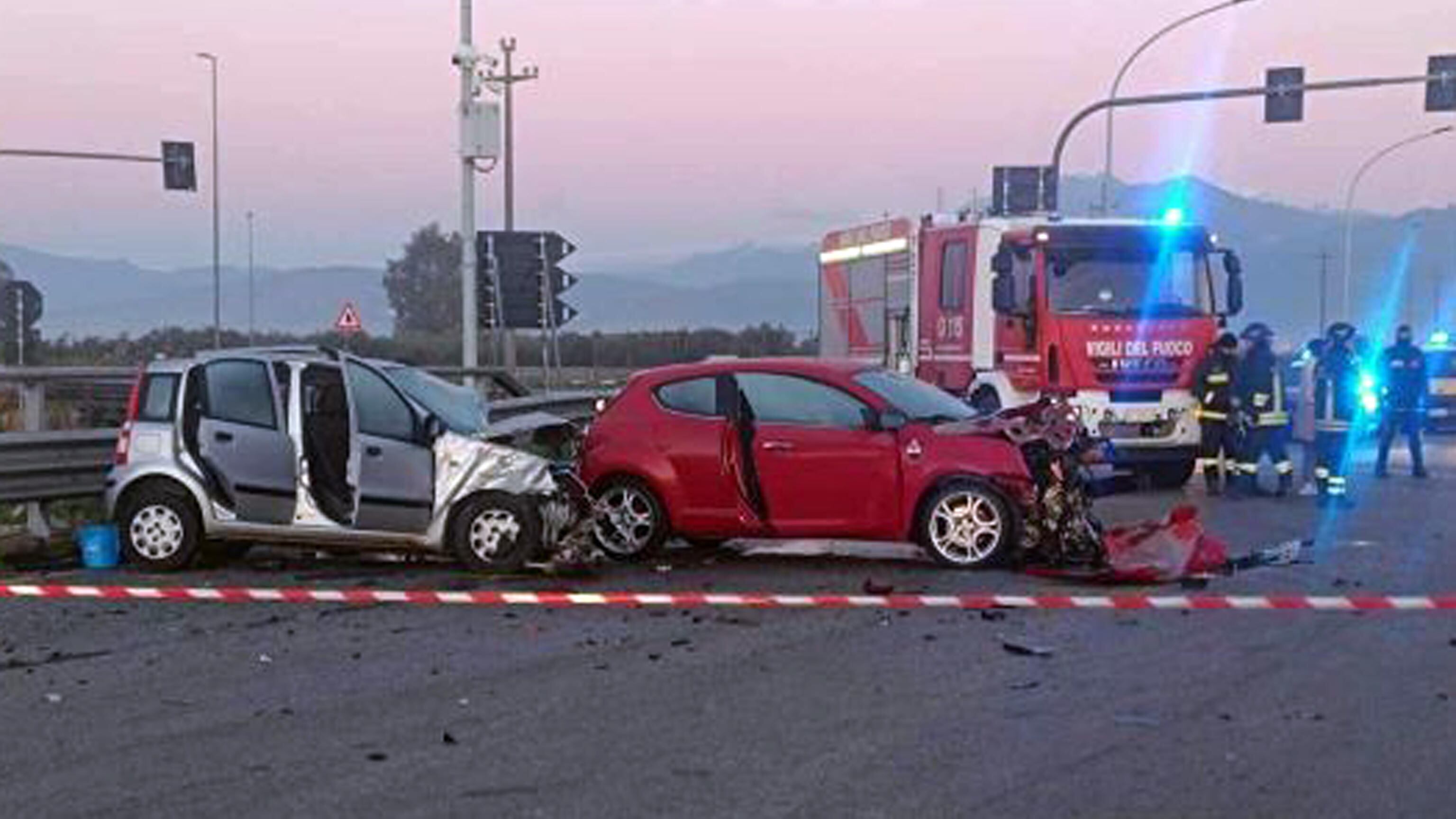 Scontro tra auto nel cosentino. Morti due ventenni, quattro feriti