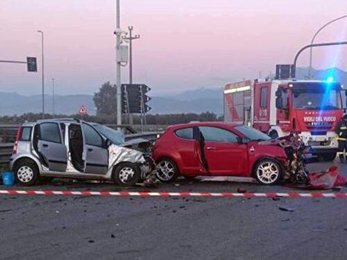 Scontro tra auto nel cosentino. Morti due ventenni, quattro feriti